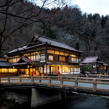 会津の奥座敷・登録有形文化財の宿〈向瀧〉へ｜行くぜ、東北