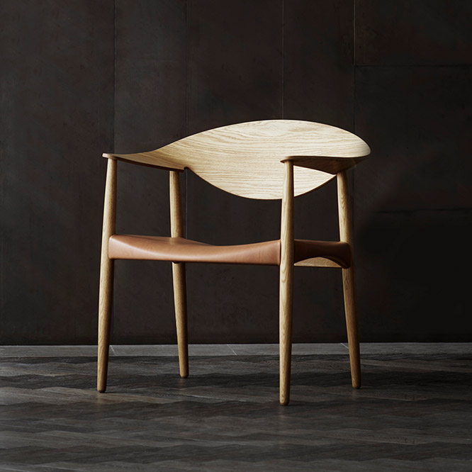 ウッドとレザーの対比が楽しめる《メトロポリタンチェア》。 | カーサ