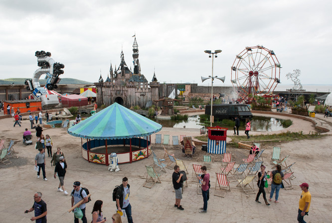 0826dismaland_main_666.jpg