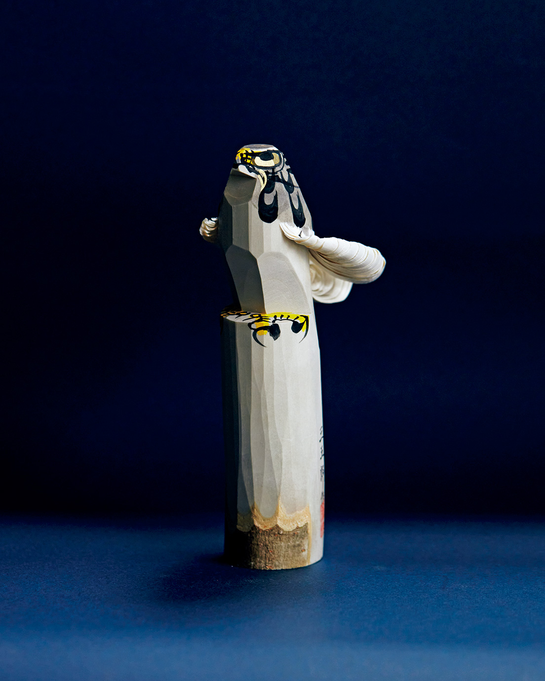 保存状態良好。鷹の一刀彫。掘り出し物です