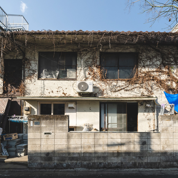 磯崎新が手がけた初期住宅、Chim↑Pomメンバーらが運営するアート