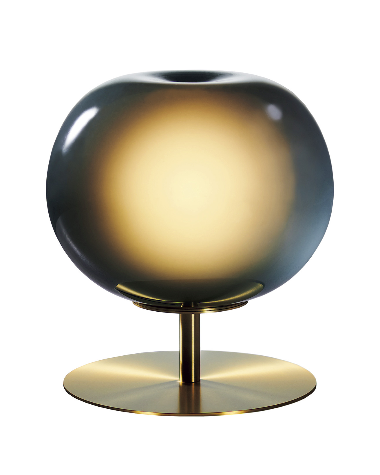 霧の中に浮かび上がるような〈ニューライトポタリー〉のテーブルランプ