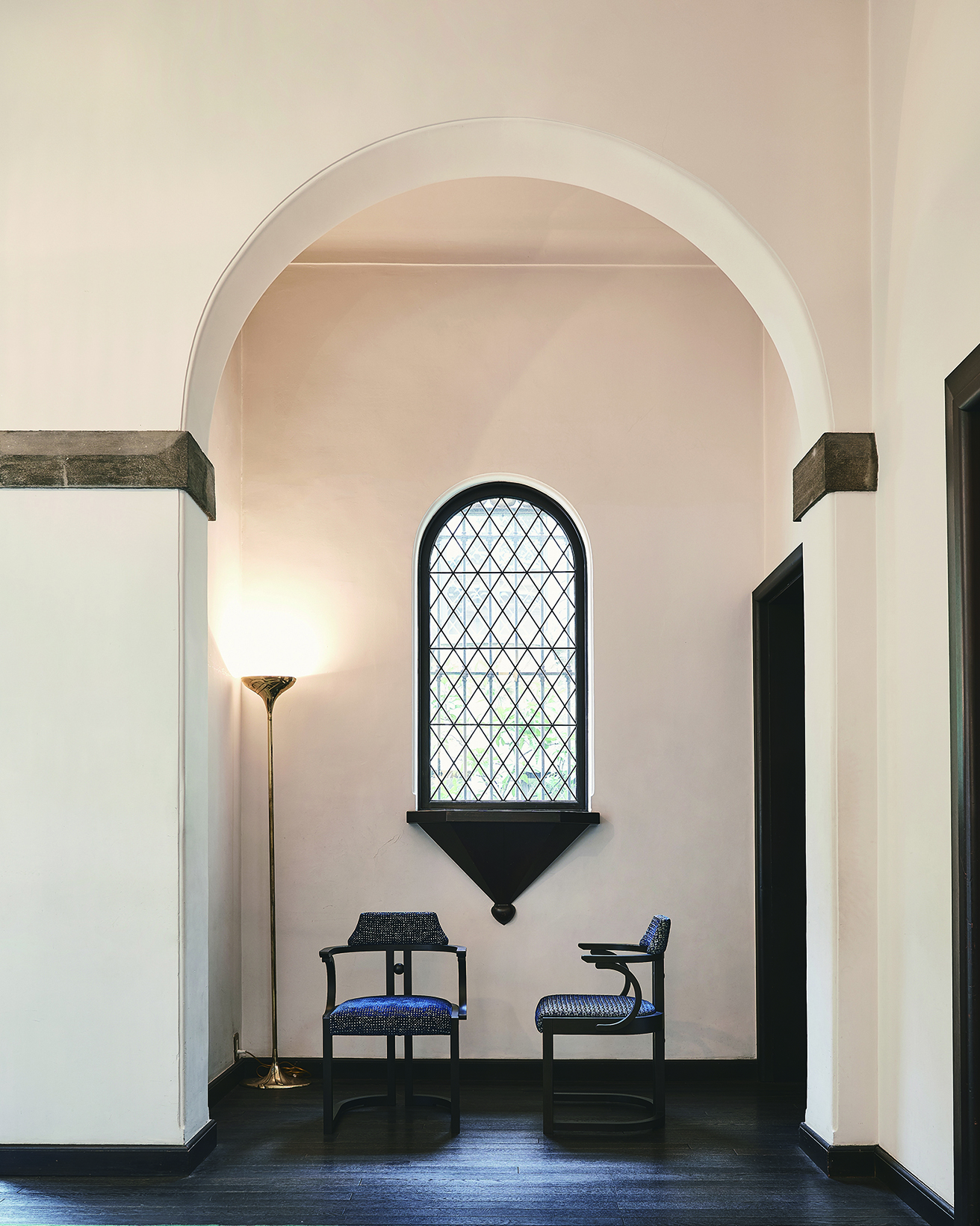 19世紀末の様式をモダンに昇華する〈VIENNA neu〉リビングを豊かに彩る