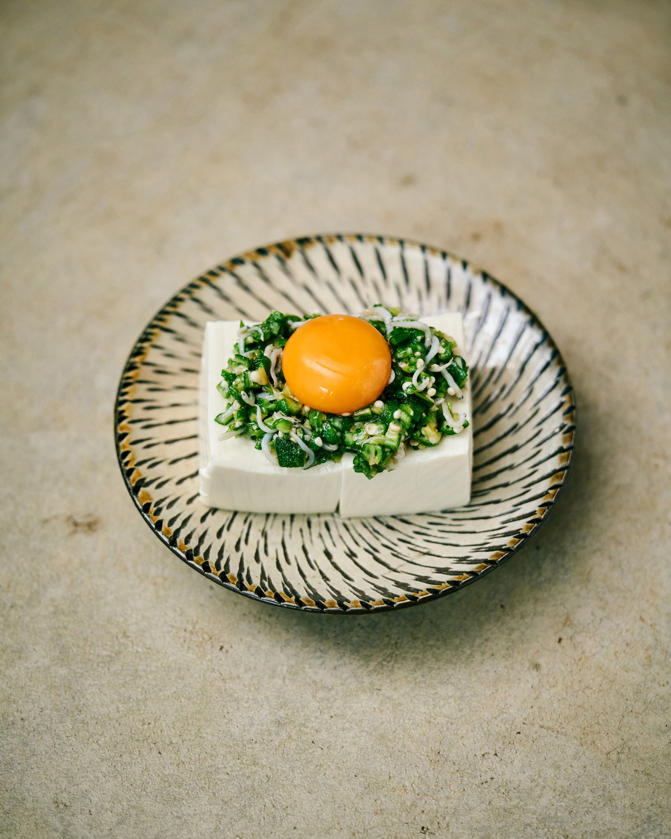 365日豆皿つまみ】“オクラ月見やっこ”｜10月 ツレヅレハナコの10分