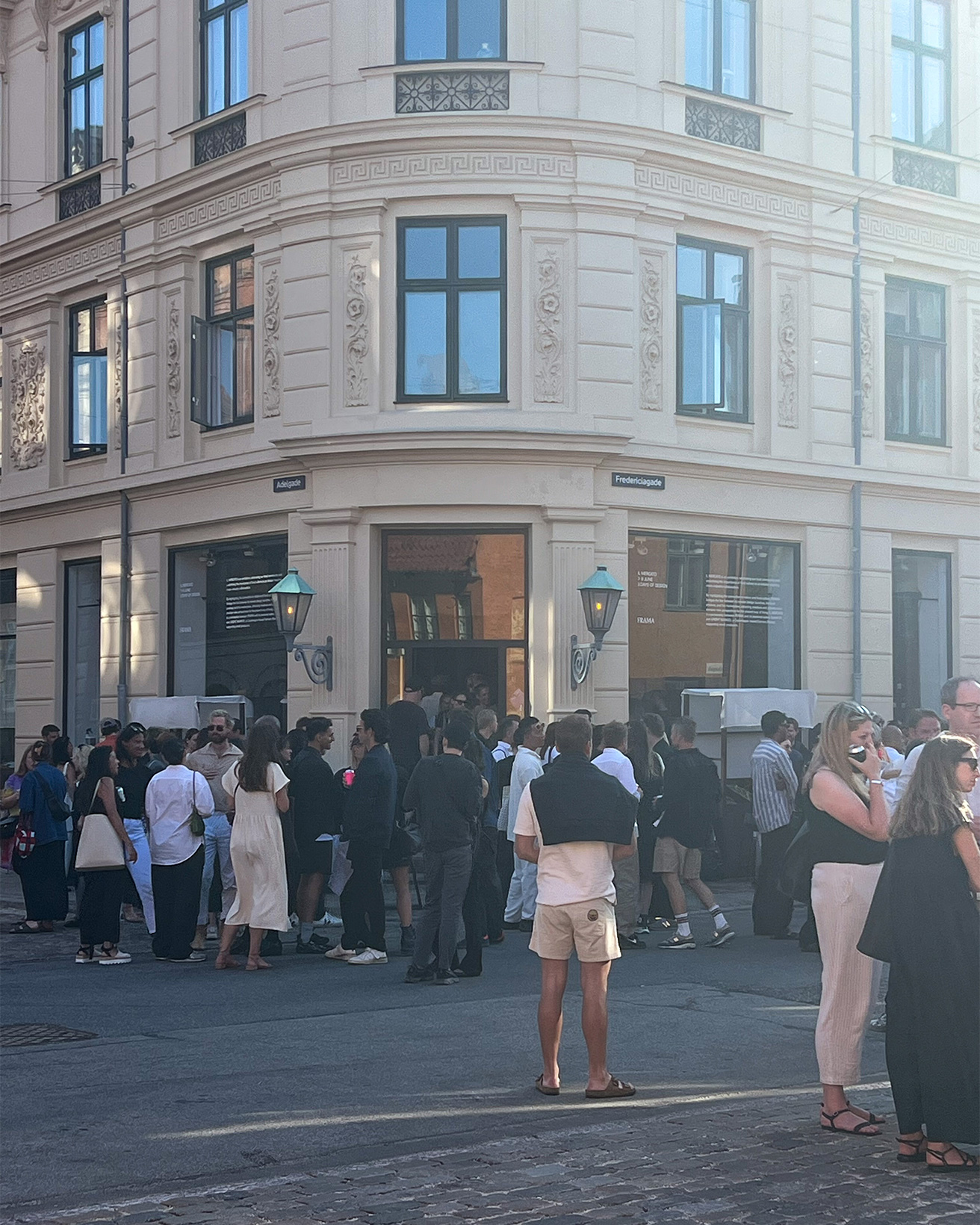 編集後記】最新号『新しい北欧家具』より。世界最遅の