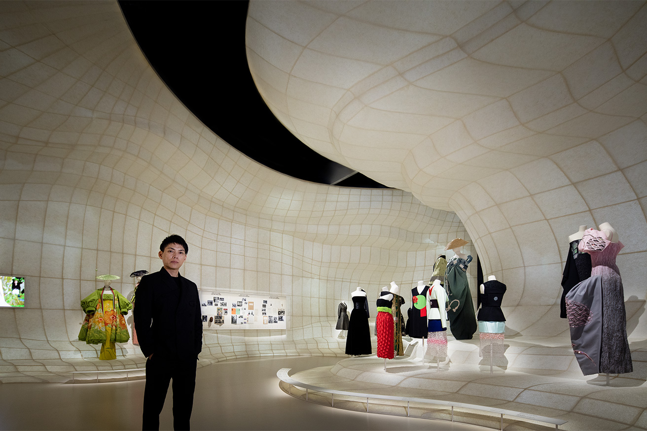話題を集めるディオールの展示を、建築家・重松象平が詳細に案内します。