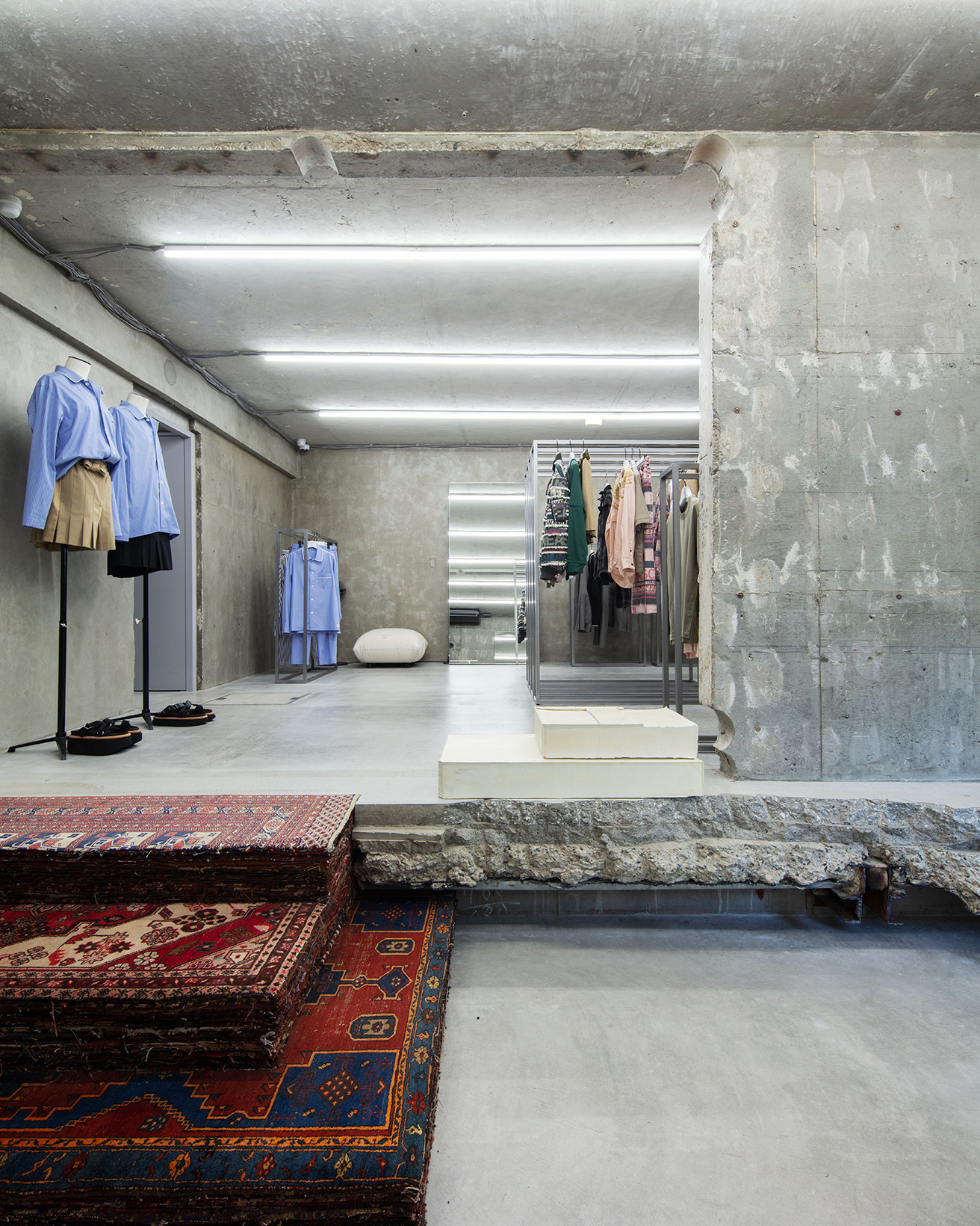 関祐介のデザインでリニューアル。予定調和を壊す〈sacai Aoyama〉の新