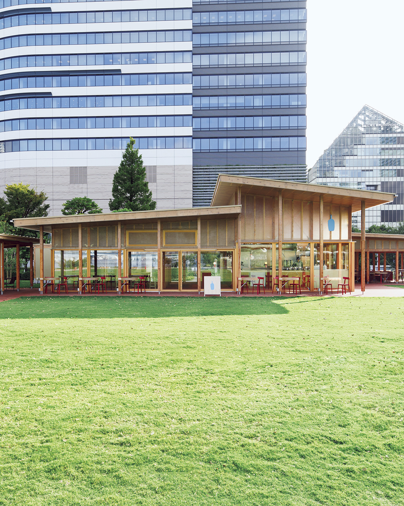 長坂常が手がけたのは、世界初の “建てられた”ブルーボトルコーヒー