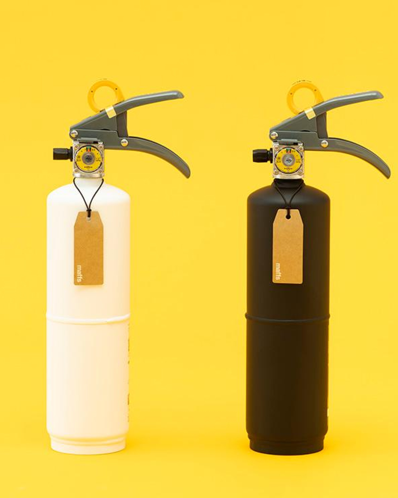 暮らしに馴染む、モノトーンな消火器。【今日の逸品】 | カーサ