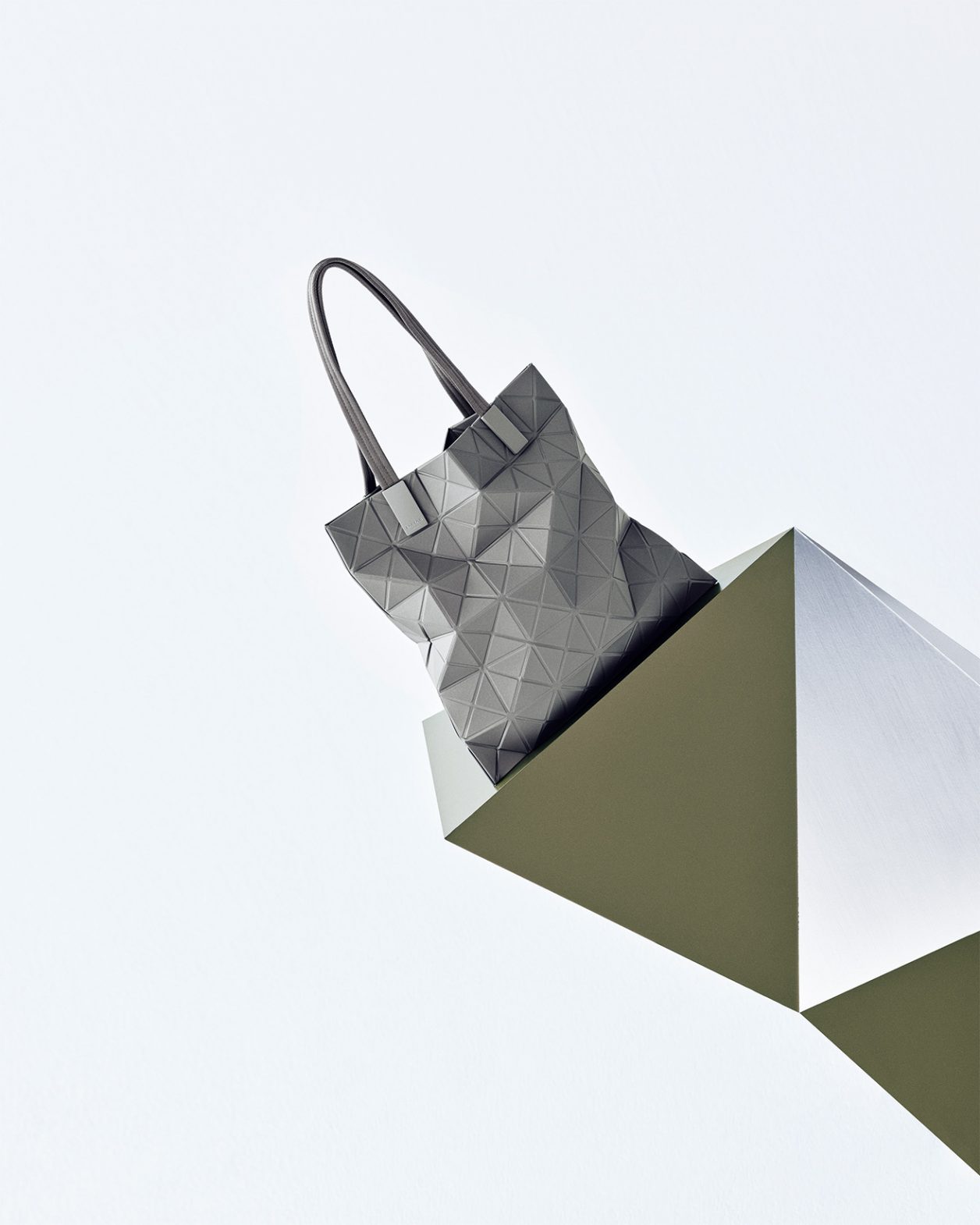 BAO BAO ISSEY MIYAKE〉ー自由に変化する革新的なバッグに日常と