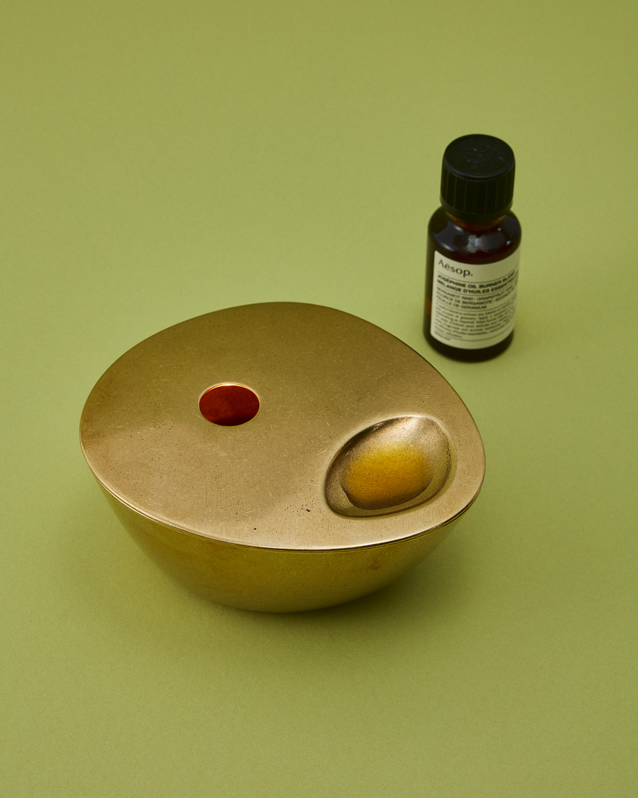 イソップ〉のオイルバーナーで広がる精油の香り。洗練されたデザインと イソップ〉のオイルバーナーで広がる精油の香り。洗練されたデザインと