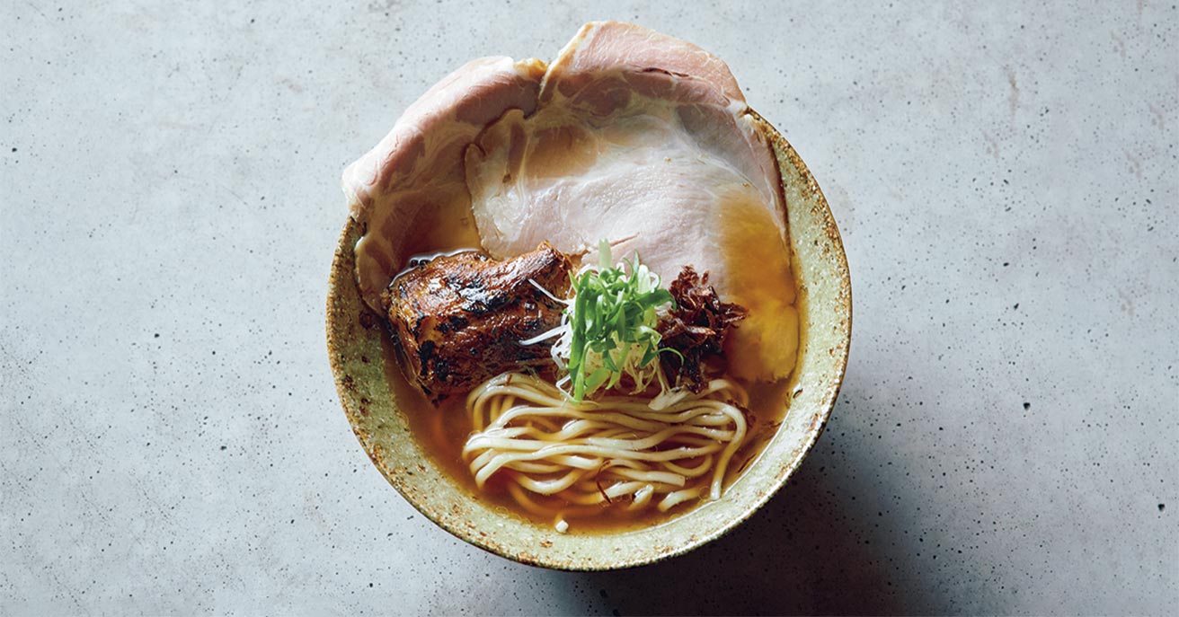 沖縄・那覇に気鋭の沖縄そば屋が立ち食い形式で新登場。