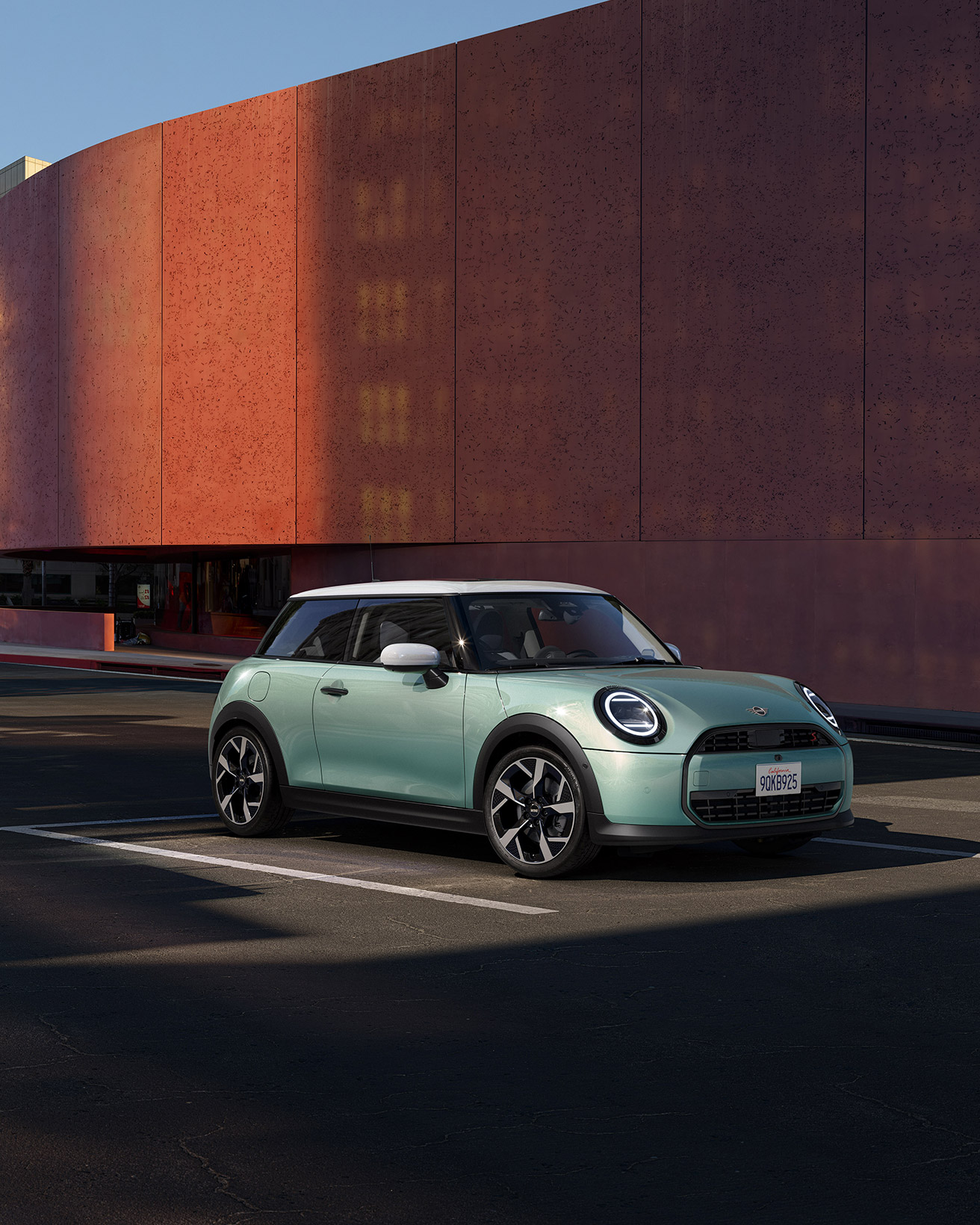 d*3様 ブルータル 複製原画 MINI〉らしさと先端技術が詰まった、新たな《MINI Cooper》が