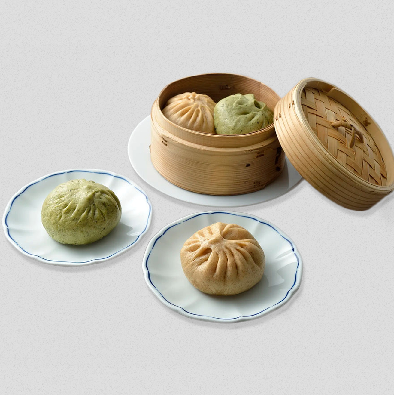 旨味が染み出すブタマンと、シャキシャキ野菜のベジマン。冷凍で日持ちも安心な、ヘルシー中華まん。