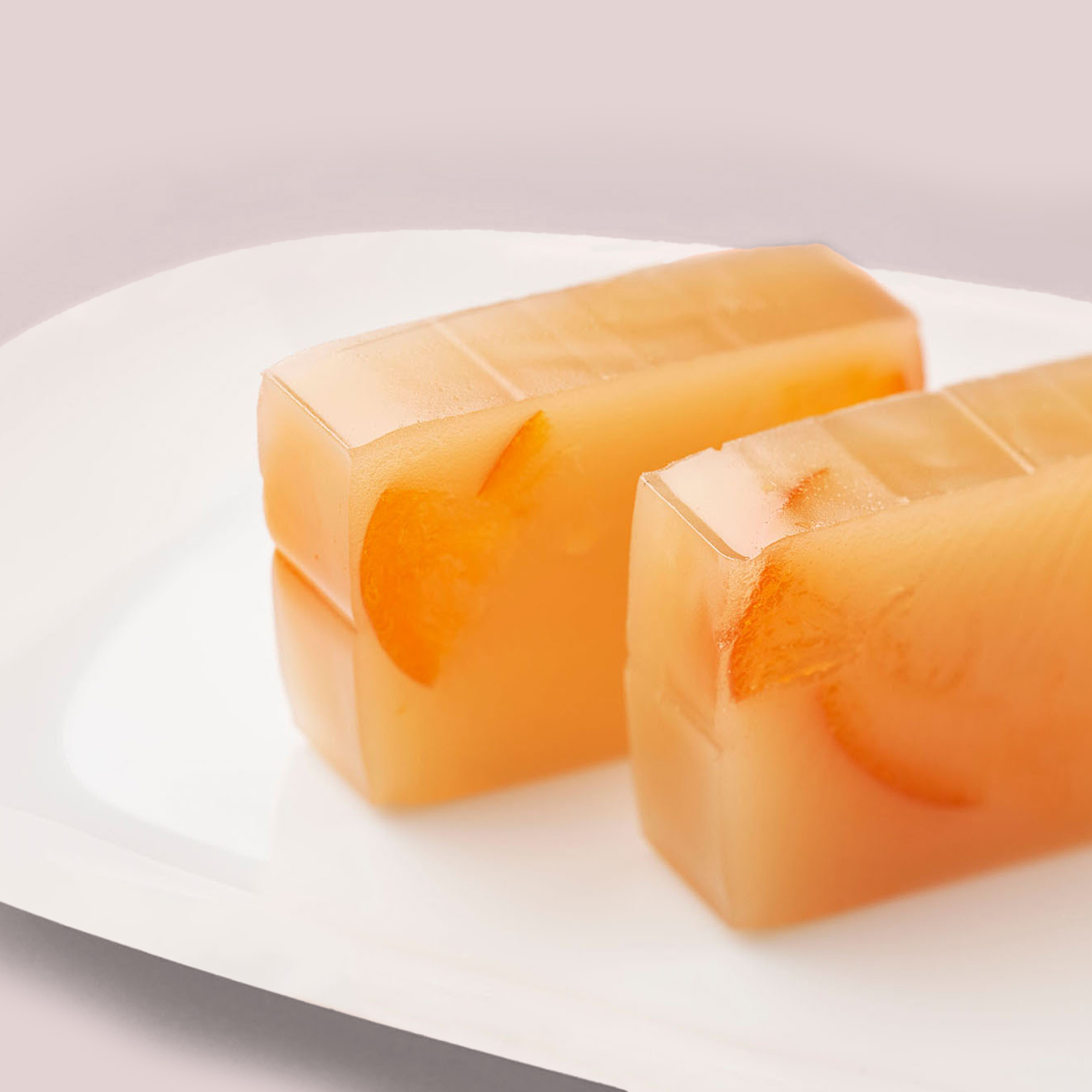 老舗和菓子店と〈オークラ東京〉が夢の共演！ 今が旬の金柑の羊羹。