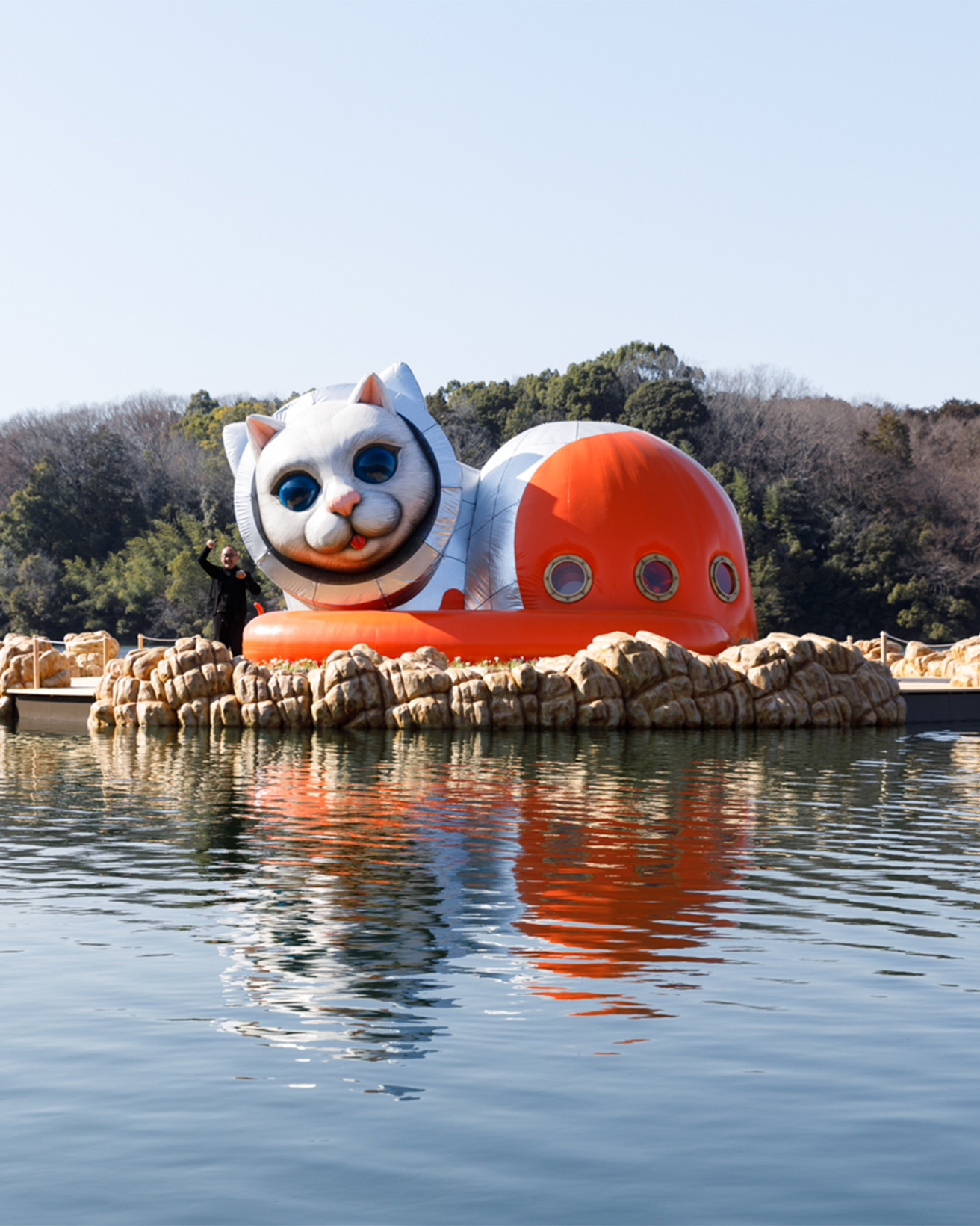 湖にネコチャン建築が出現！ ヤノベケンジ《宇宙猫の秘密の島》潜入