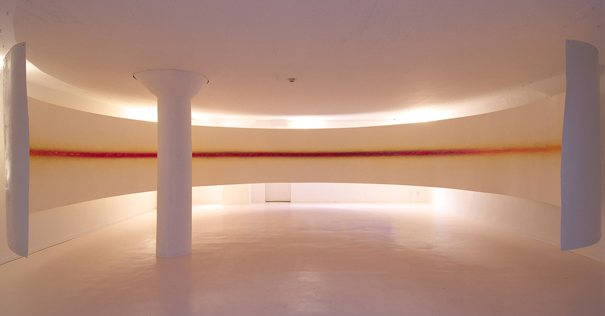 現代アーティスト・フランシス真悟が、国内初となる大規模個展を開催。〈茅ヶ崎市美術館〉が唯一無二の色彩空間に。