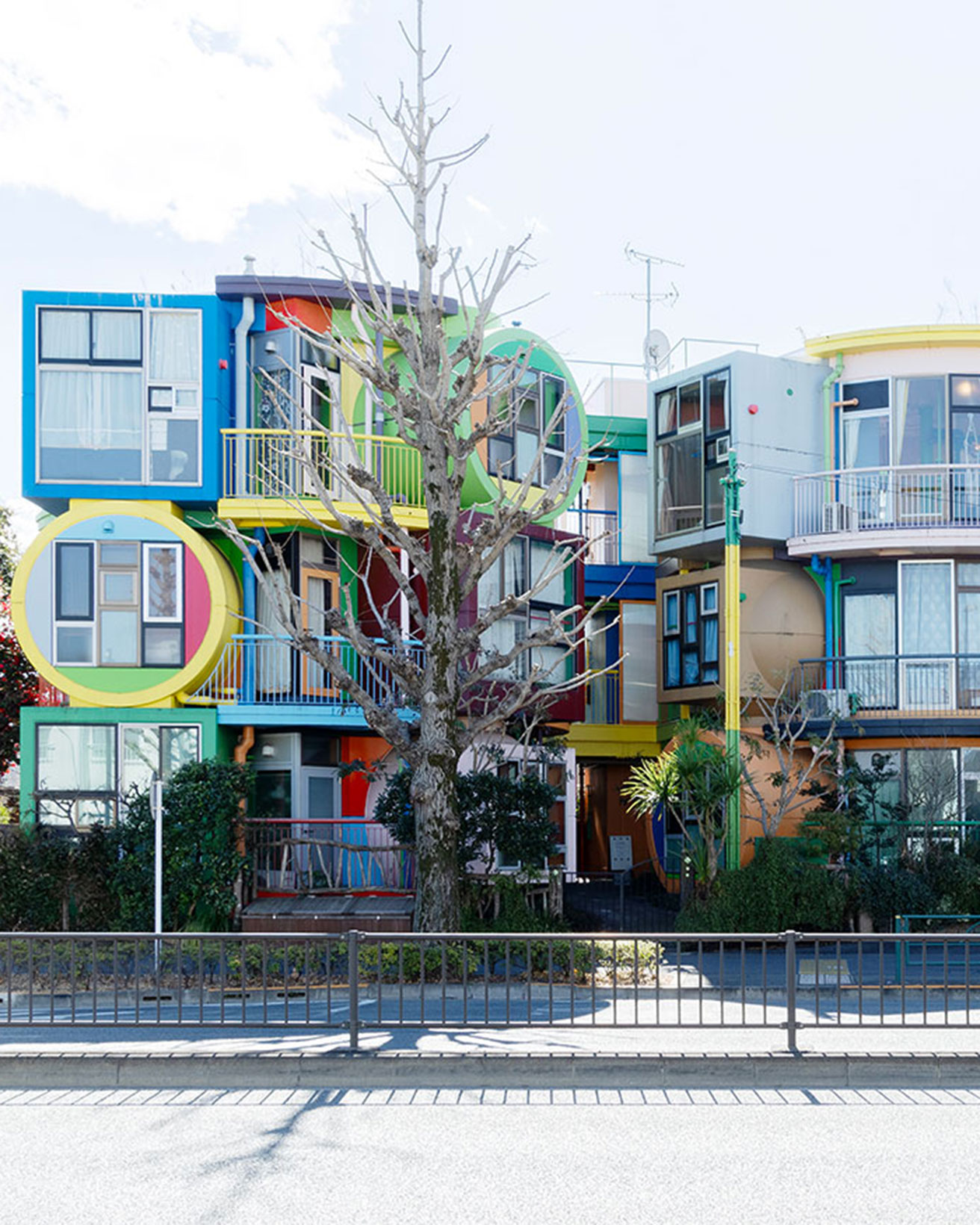 三鷹の極彩色建築が二十歳に。 記念イベントも盛り沢山、荒川