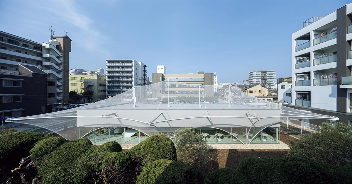 福岡発！ 雲のようなメッシュに「包まれる」隈研吾設計のカフェが誕生。