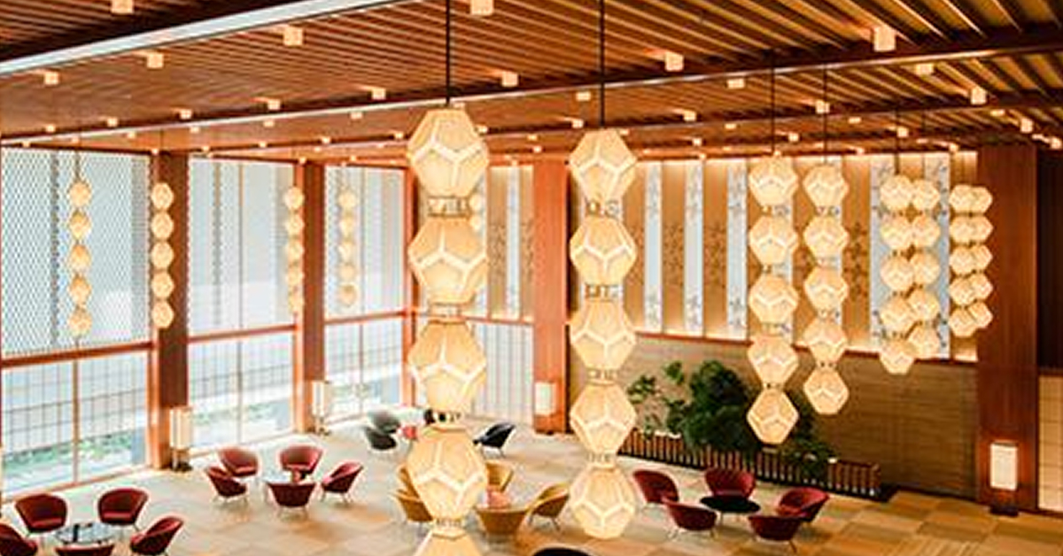 〈The Okura Tokyo〉ロビーに吊るされた「オークラ・ランターン」の本数は？【今日のカーサ検定】