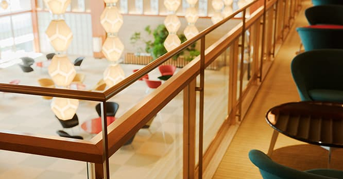 〈The Okura Tokyo〉ロビーの中二階には、ある理由から高さの異なる2本の手すりが。その理由とは？