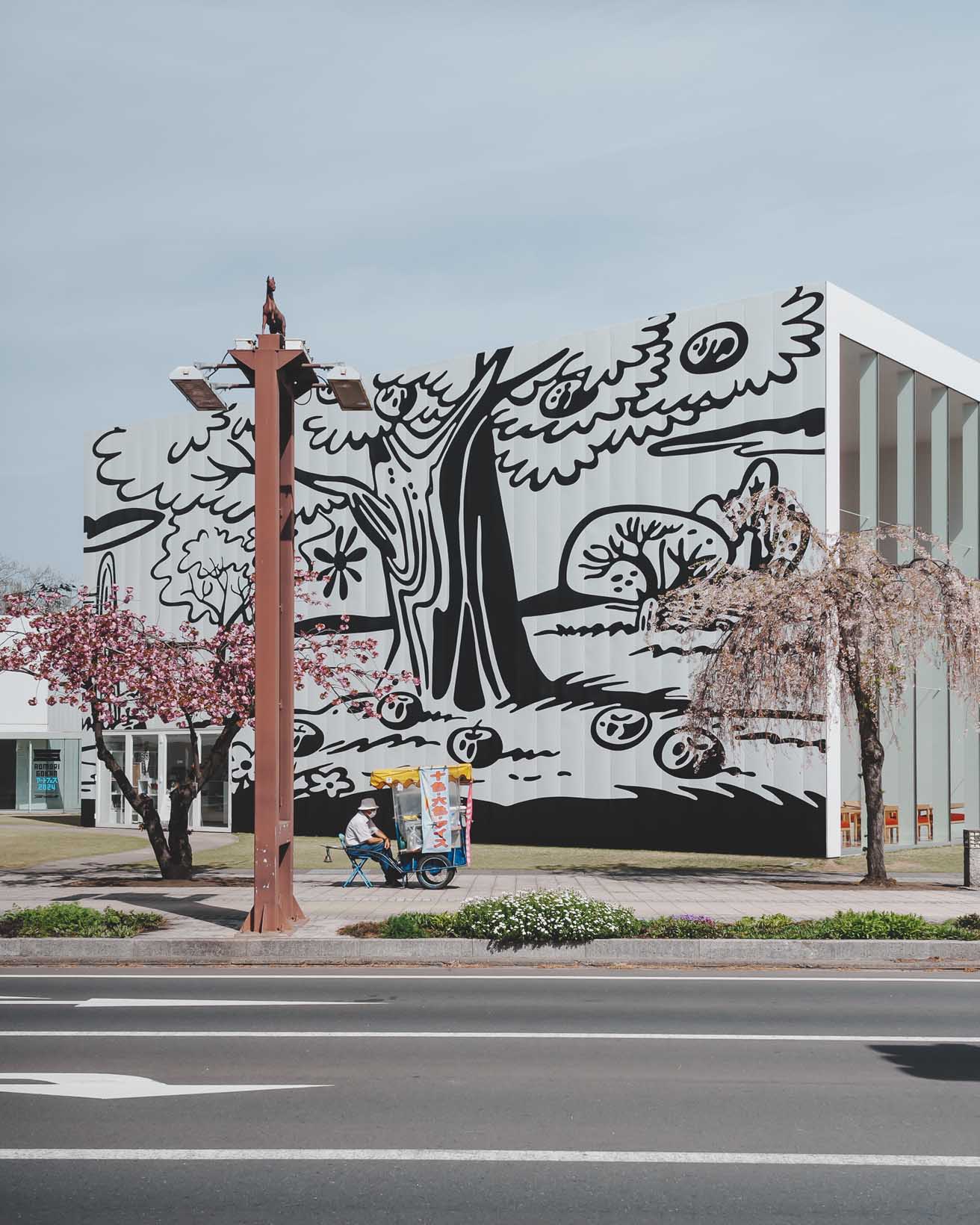 街中に広がる〈十和田市現代美術館〉と、市内に点在するアートな建築