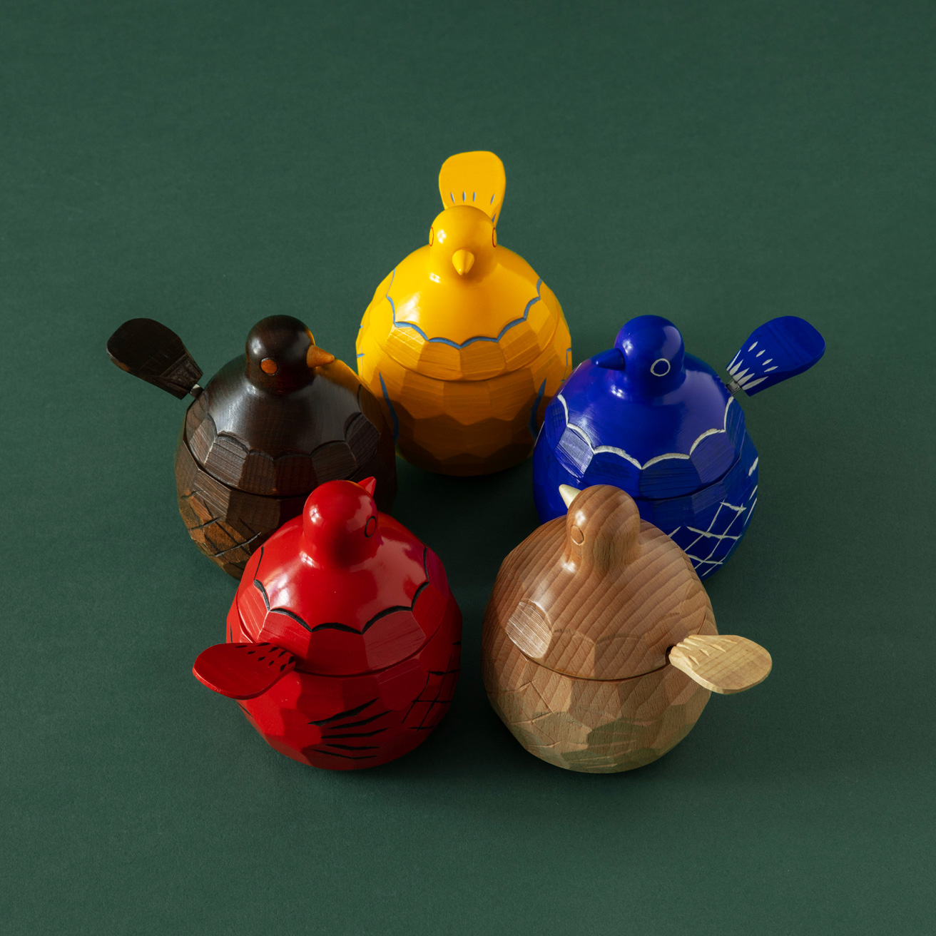 色とりどりの木彫りの鳩が砂糖壺とボンボン入れに。長野県指定の伝統工芸品。