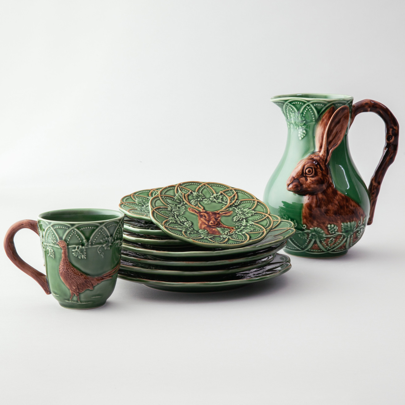 森の動物たちが生き生きと表現された、熟練職人がつくるテーブルウェア。