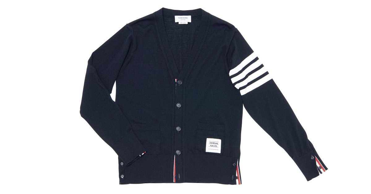 〈THOM BROWNE〉のカーディガンに限定のブラックカラーが登場！