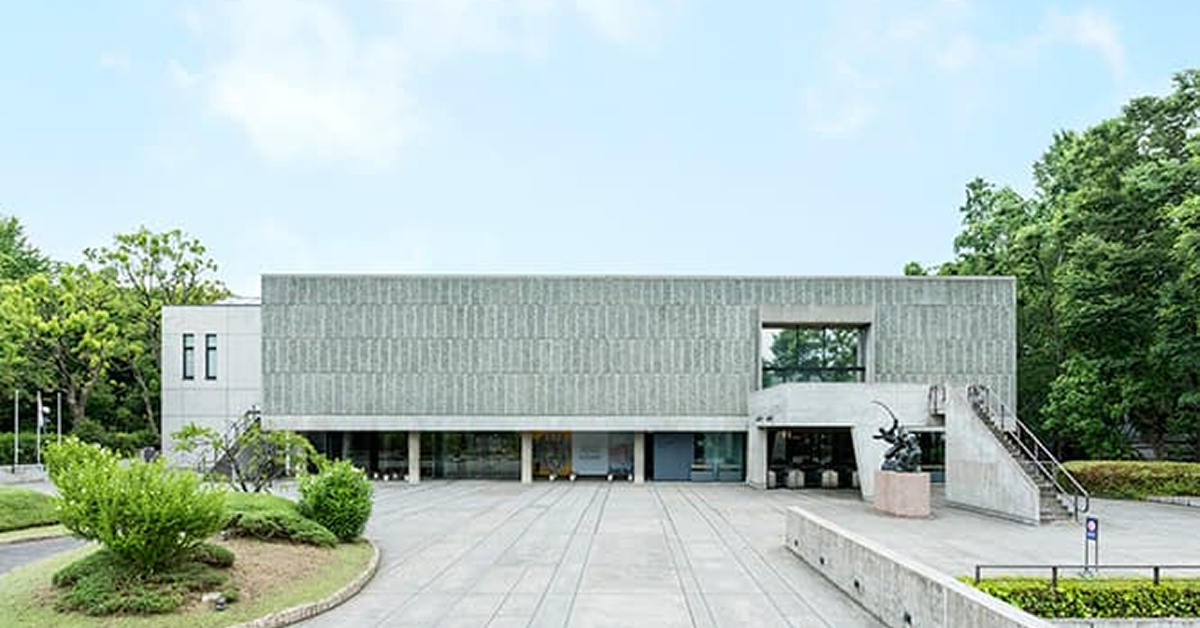 【かか？】20世紀建築の巨匠であるル・コルビュジエが日本につくった唯一の建築は、国立西洋美術館である。