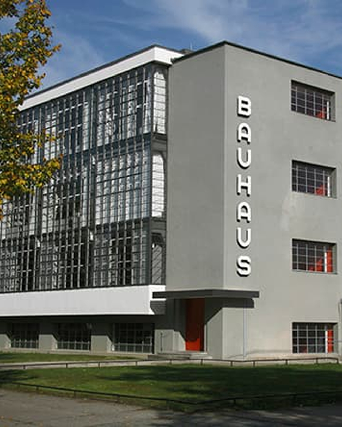 1930年にバウハウスに留学した建築家の山脇巌は、帰国後ある画家の