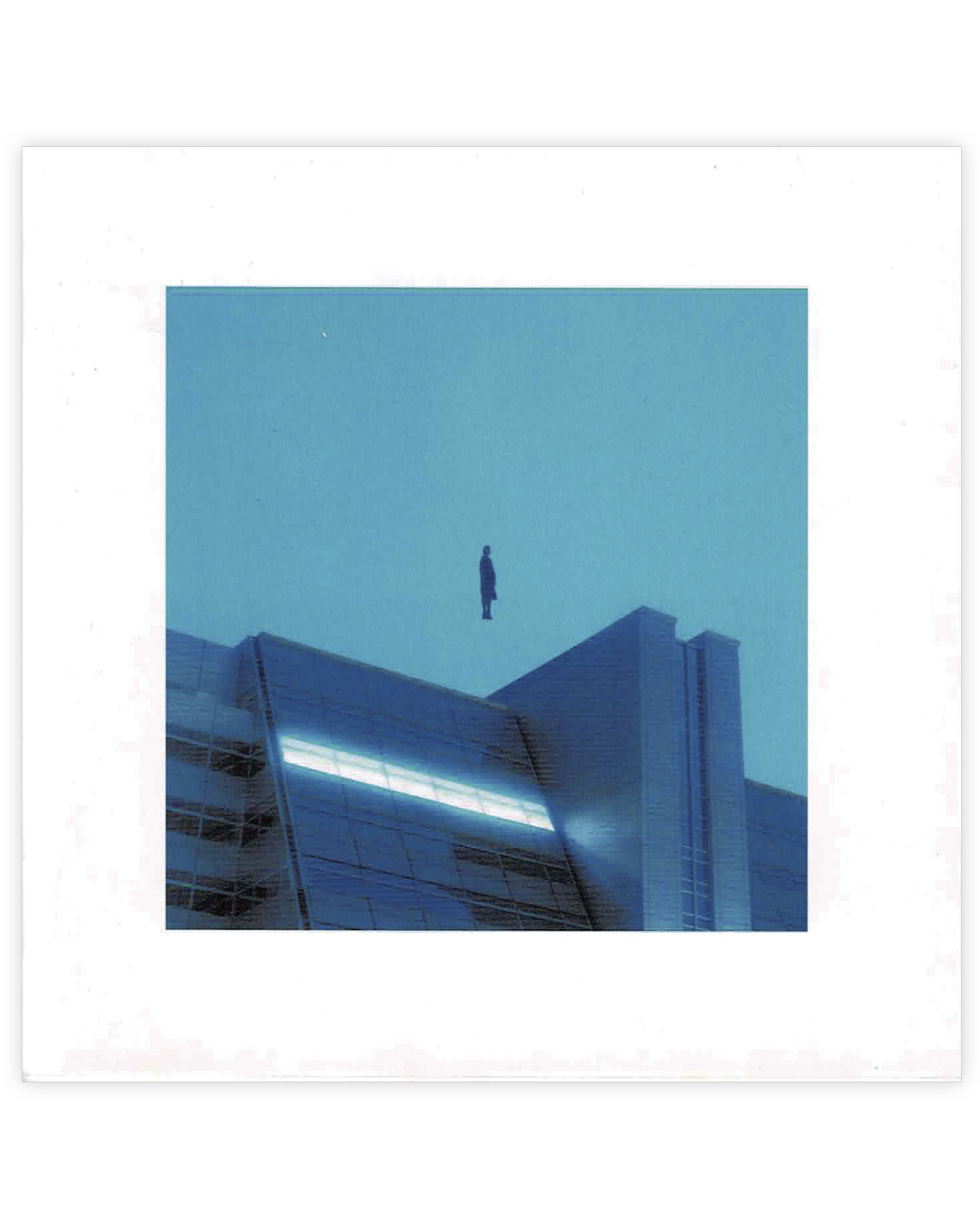 丹下健三が手がけた〈東京ファッションタウンビル〉の上に、人を浮かば