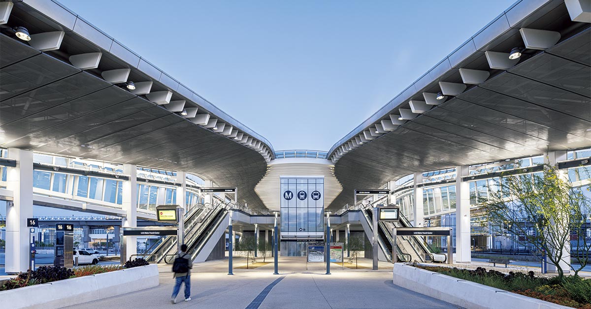 巨大なジッパーに見える!? ロサンゼルス国際空港にグリムショー・アーキテクツによる駅が完成。