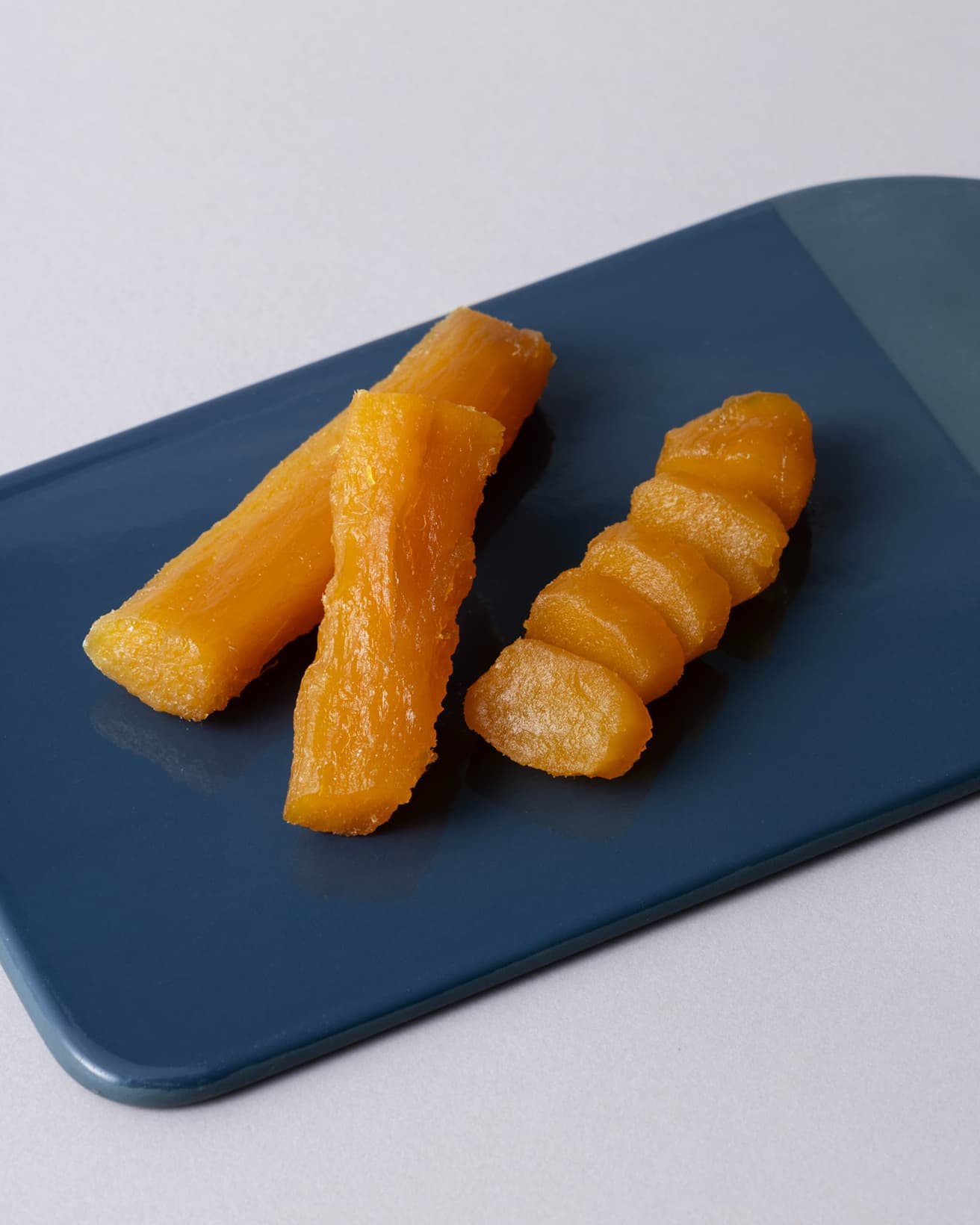 ねっとり濃厚、完熟紅はるかを使った手作り干し芋。熟成で凝縮された味わい。