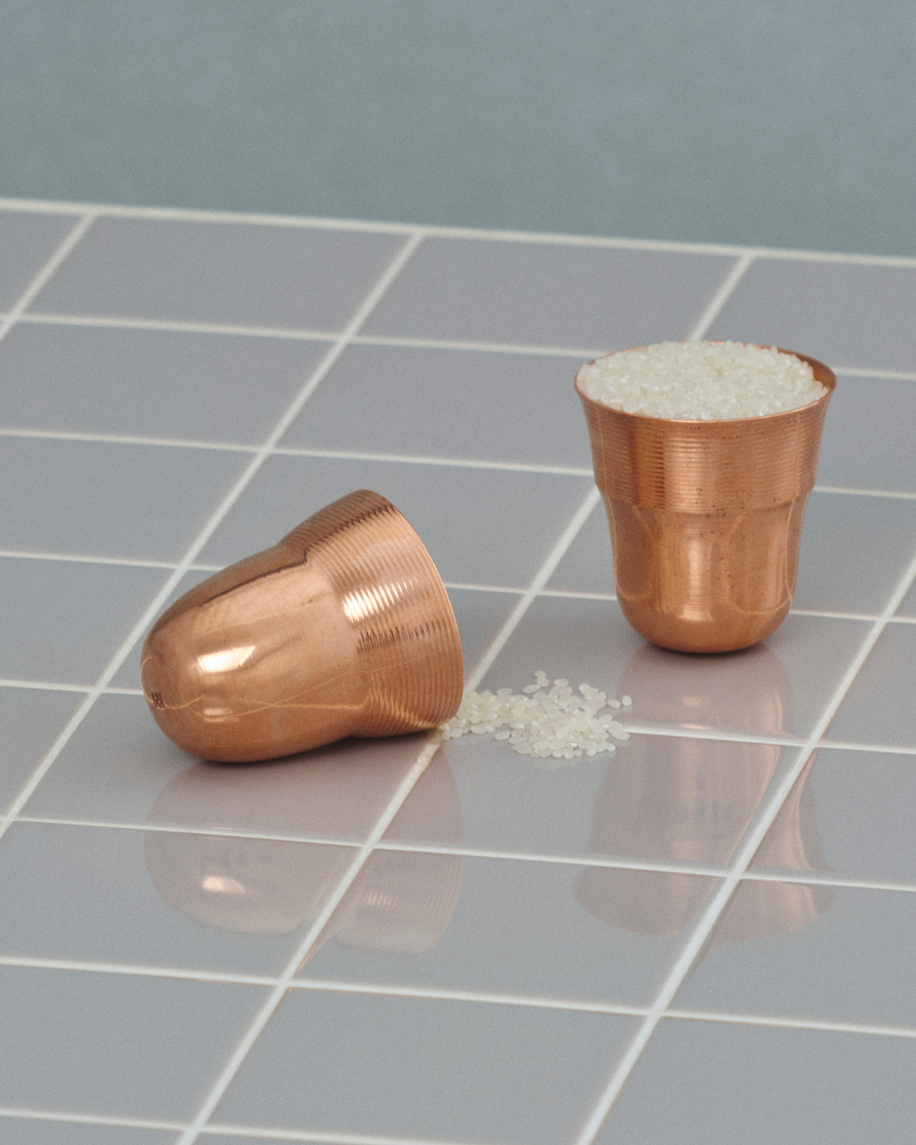 東京下町の職人がつくるへら絞りの米計量カップ。耐久性・抗菌性も高い銅製。