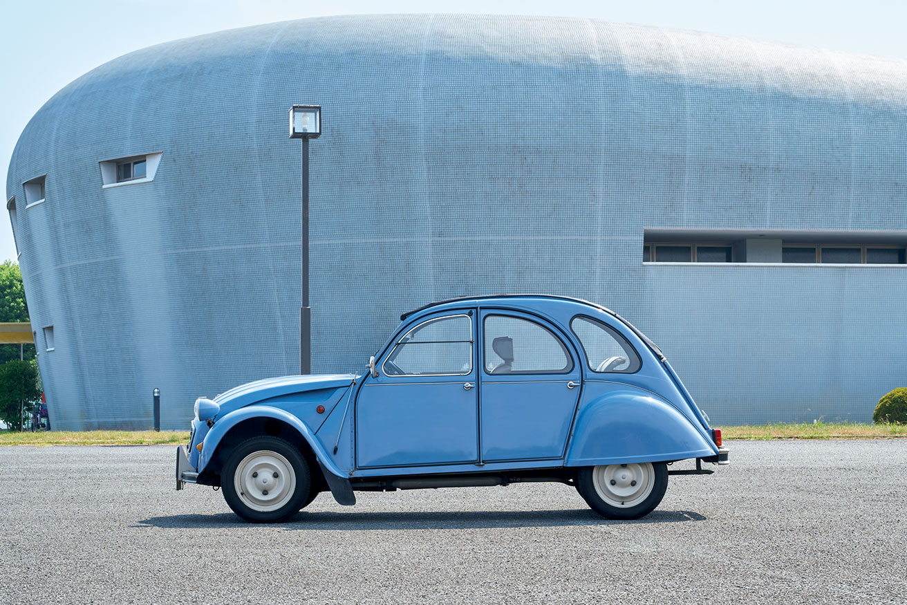 Chill CARS｜《シトロエン 2CV》プリミティブを極めた、哲学のようなクルマ。