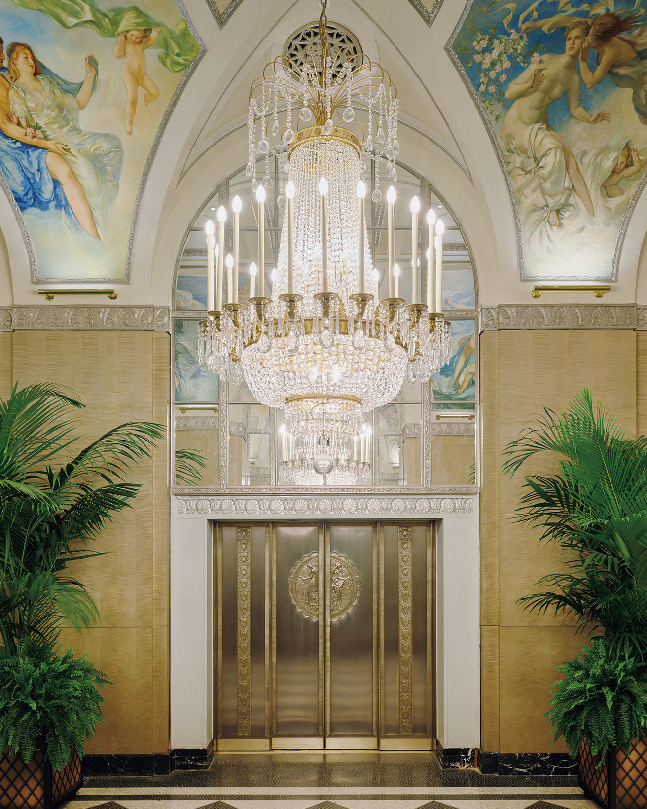 往年のNYを象徴するホテル、ウォルドーフ・アストリアが華麗に復刻。