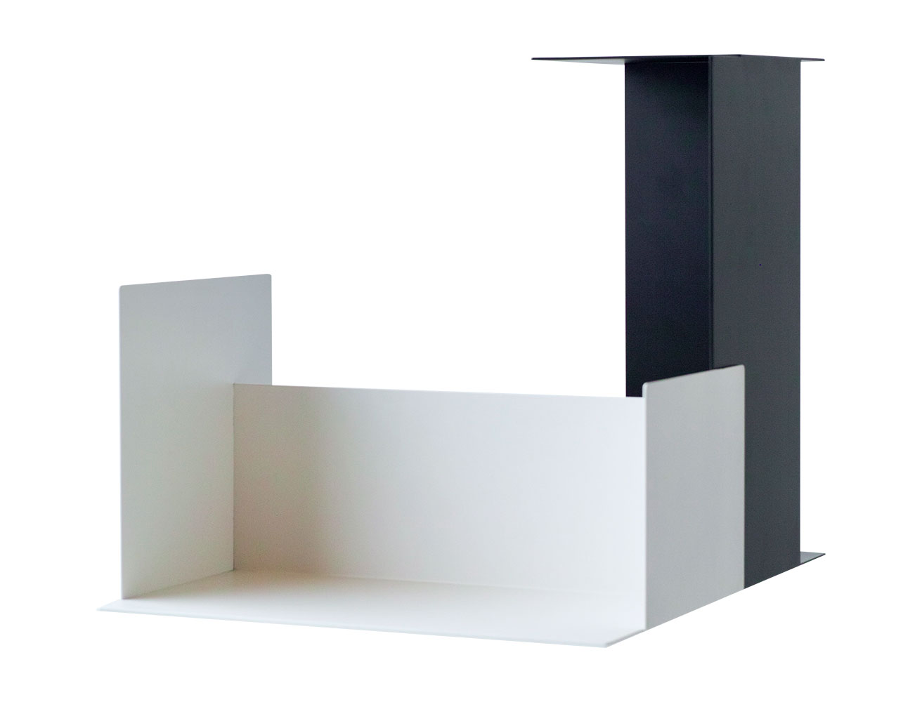 京都の古道具店のオリジナルプロダクトは、日頃の商品陳列から生まれたディスプレイ台。