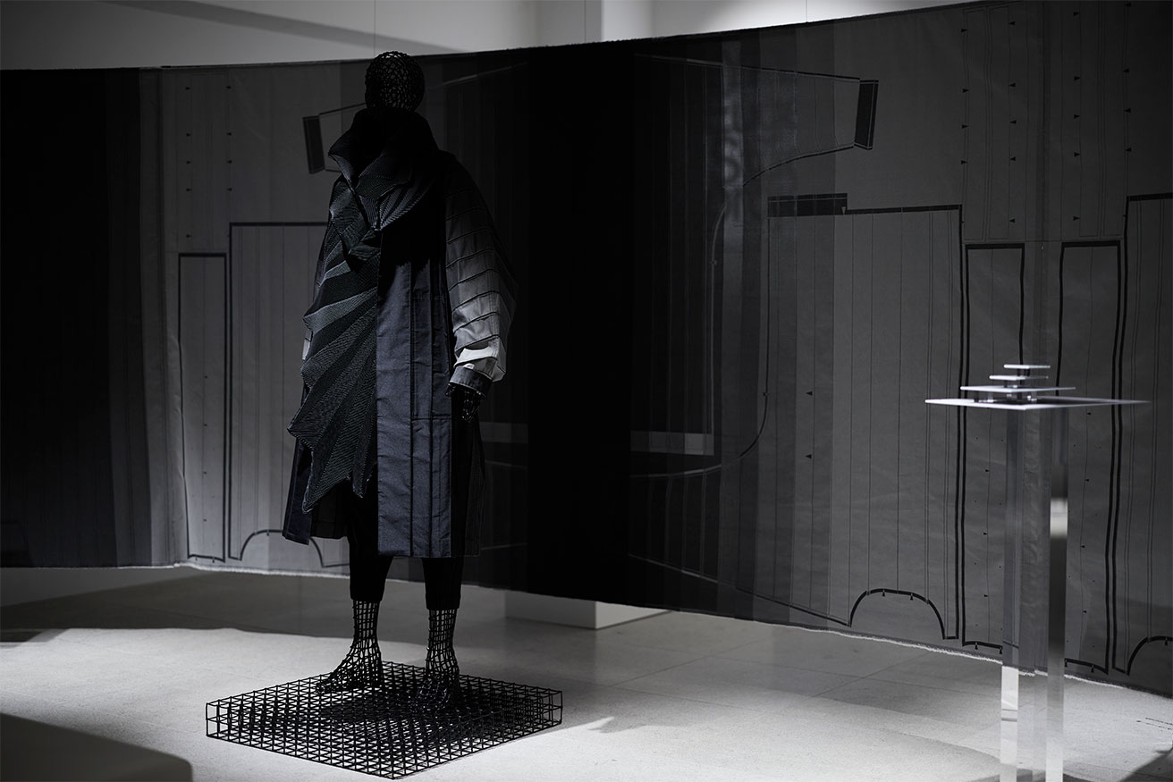 白と黒の2色の糸で紡ぐ、無限の可能性。ユージーン・スタジオと〈A-POC ABLE ISSEY MIYAKE〉が融合した展示が開催中。