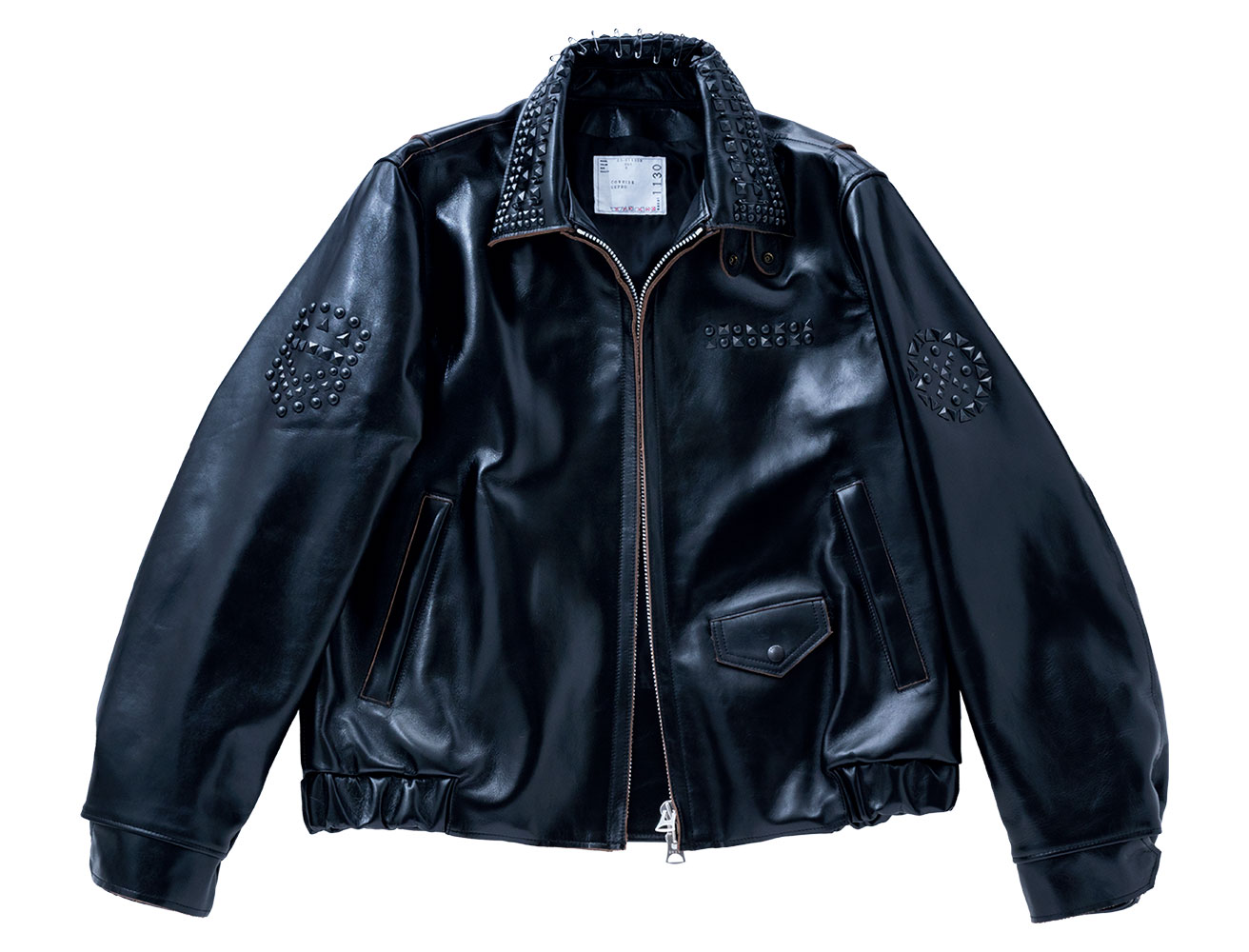 黒×黒の存在感。〈sacai〉の人気レザージャケットがスタッズ仕様に。