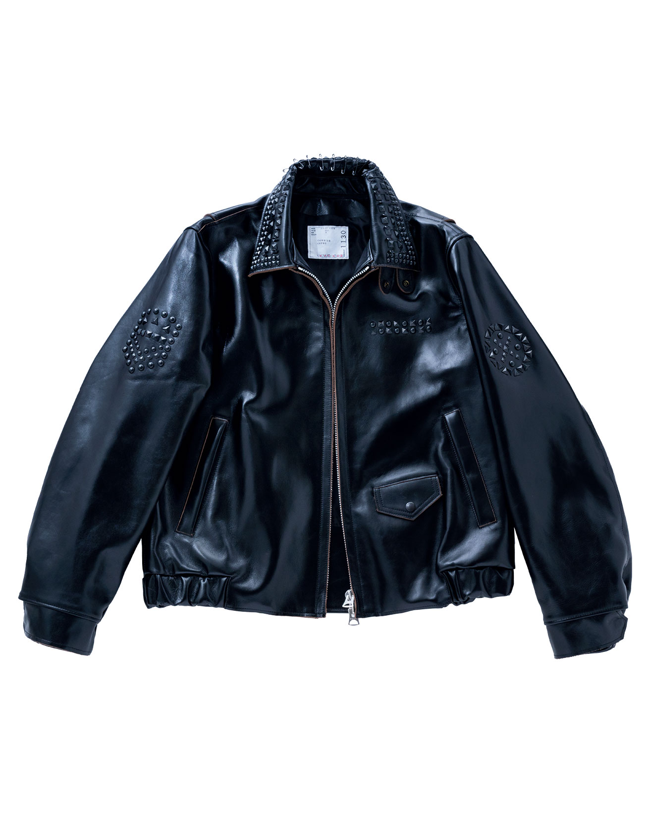 黒×黒の存在感。〈sacai〉の人気レザージャケットがスタッズ仕様に