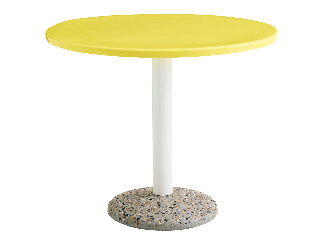 屋外空間を色鮮やかに演出する〈HAY〉のアウトドアテーブル。