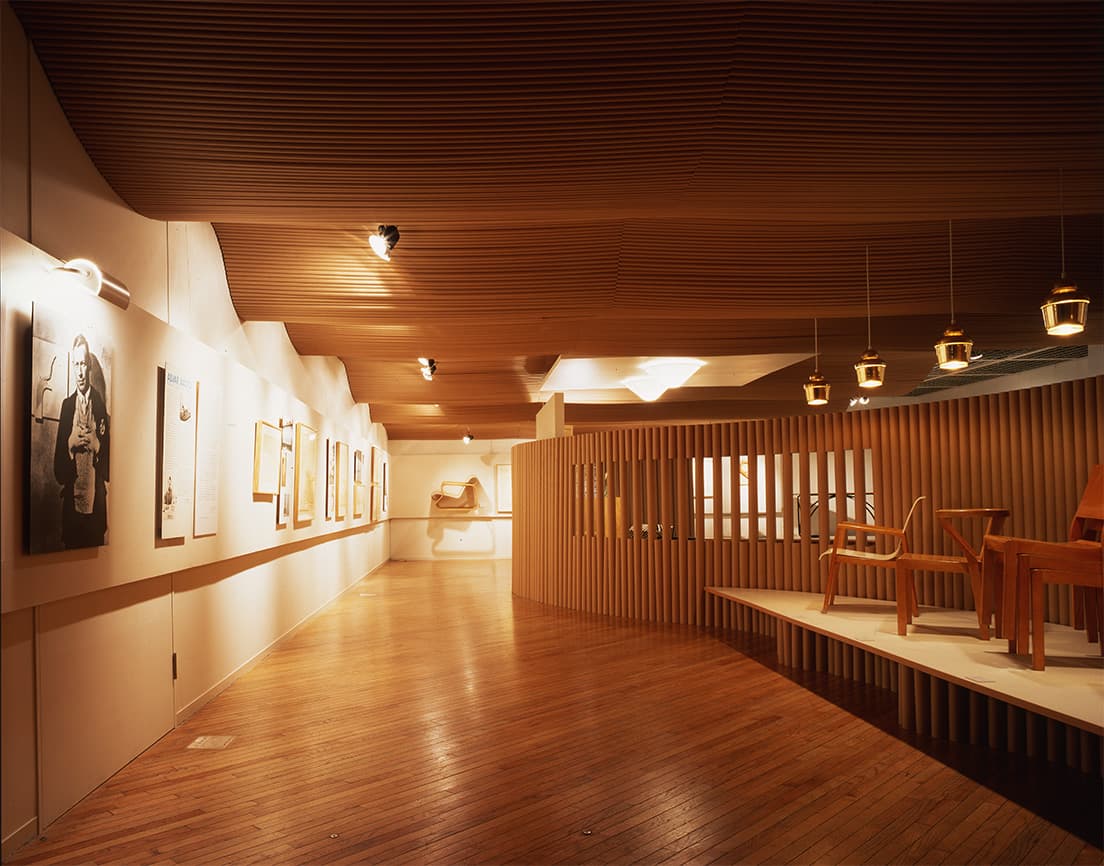 86年アアルトの日本展覧会で会場を担当した建築家と、その建築家の象徴にもなった会場で使われた素材とは？