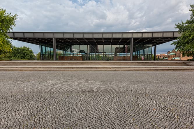 ベルリンの〈新ナショナルギャラリー〉の竣工は、建築家ミースが他界した1969年の1年前 or 1年後?