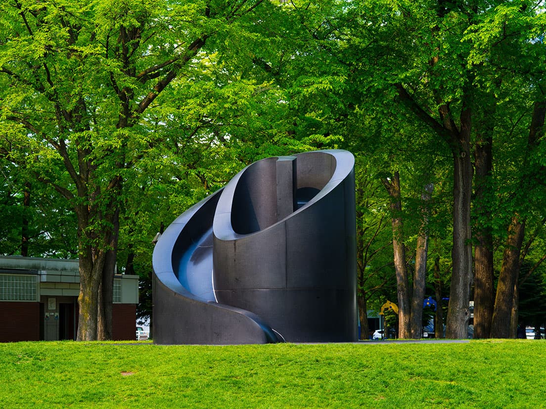 札幌にあるイサム・ノグチの滑り台のような作品《ブラック・スライド・マントラ》は「子どもので感じるもの」!?