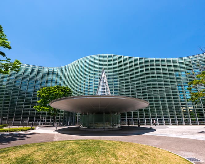 うねるようなファサードが目をひく〈国立新美術館〉を設計したのは誰？