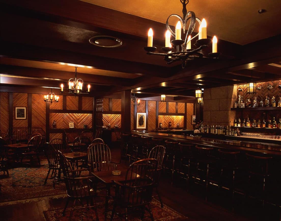 イギリスの陶芸家バーナード・リーチ構想の「リーチ・バー」がある関西のホテルは、次のどれ？