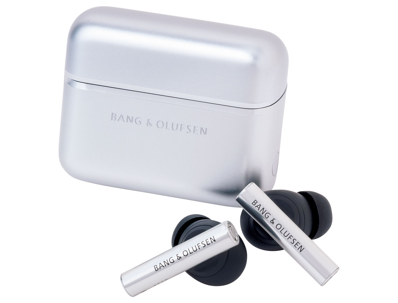 アルミニウムを磨き上げた美しいオブジェのような〈B&O〉の新作イヤホンが登場。