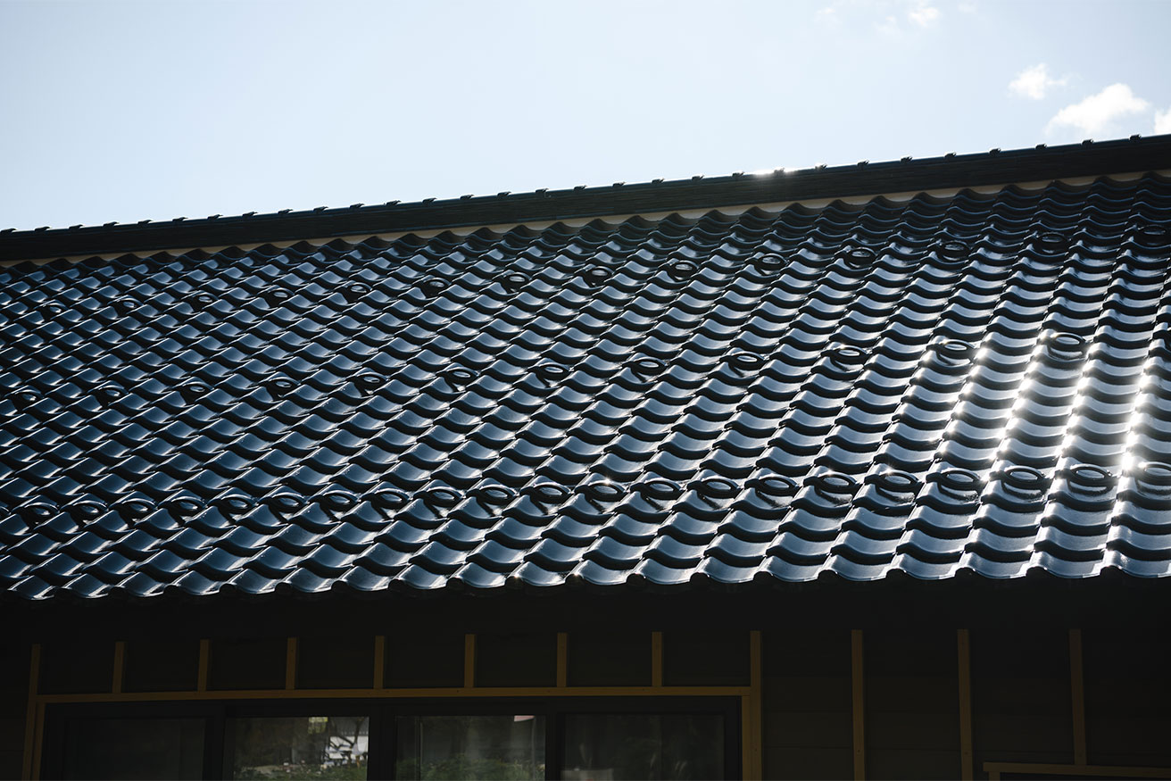 能登半島地震でも壊れなかった能登の「黒瓦」とは？ アート展『OUTSIDE』で伝統文化の継承へ。