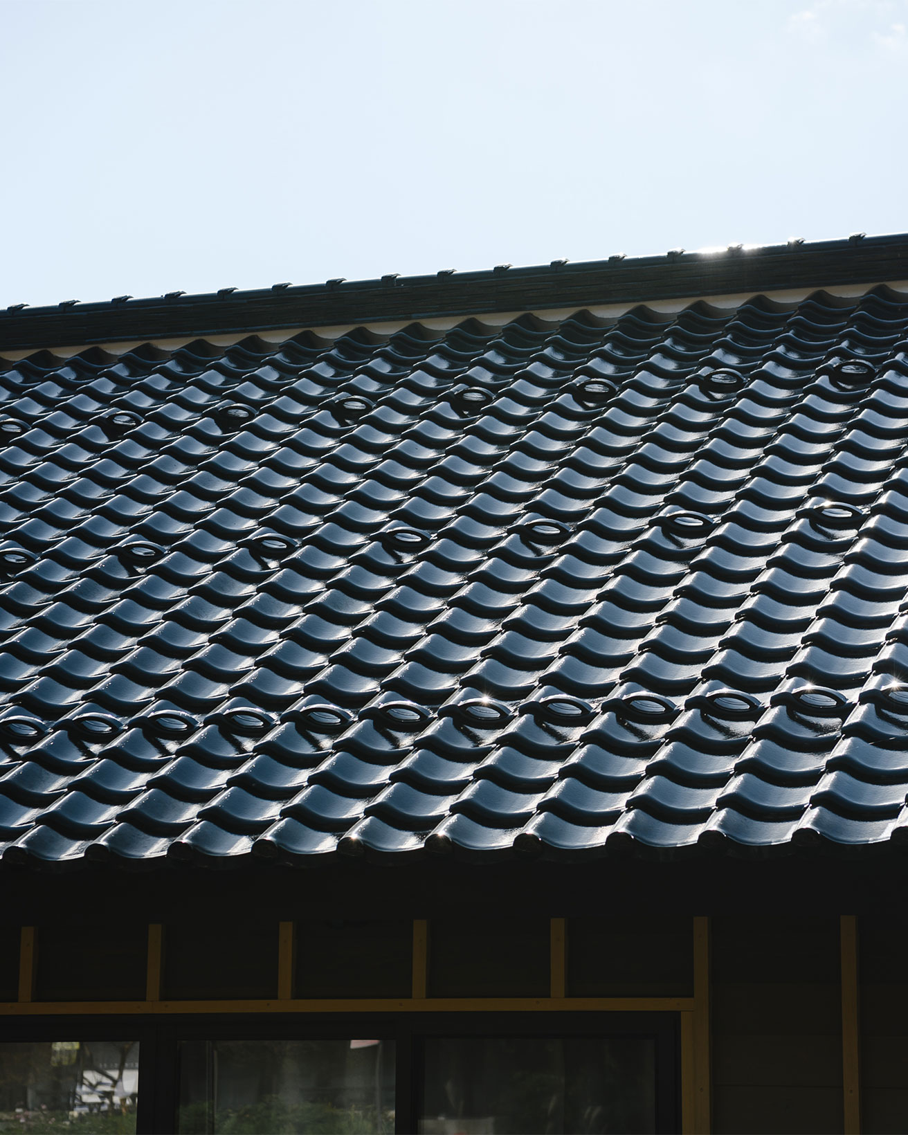 能登半島地震でも壊れなかった能登の「黒瓦」とは？ アート展『アウト 